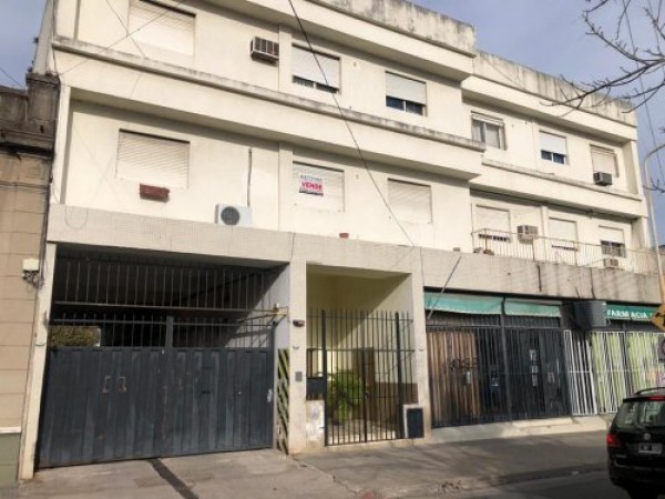 VENDO!! AMPLIO DEPARTAMENTO !! ZONA CÉNTRICA!!
