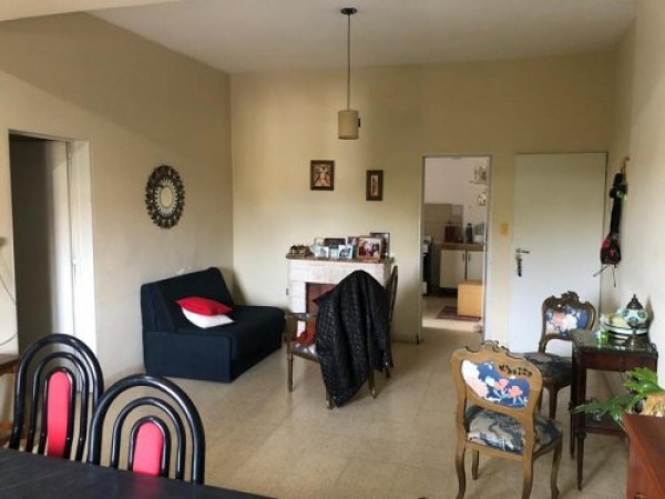 VENDO!! AMPLIO DEPARTAMENTO !! ZONA CÉNTRICA!!