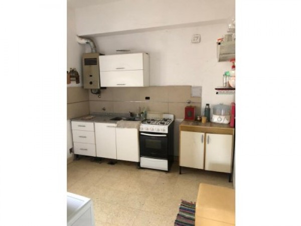 VENDO!! AMPLIO DEPARTAMENTO !! ZONA CÉNTRICA!!